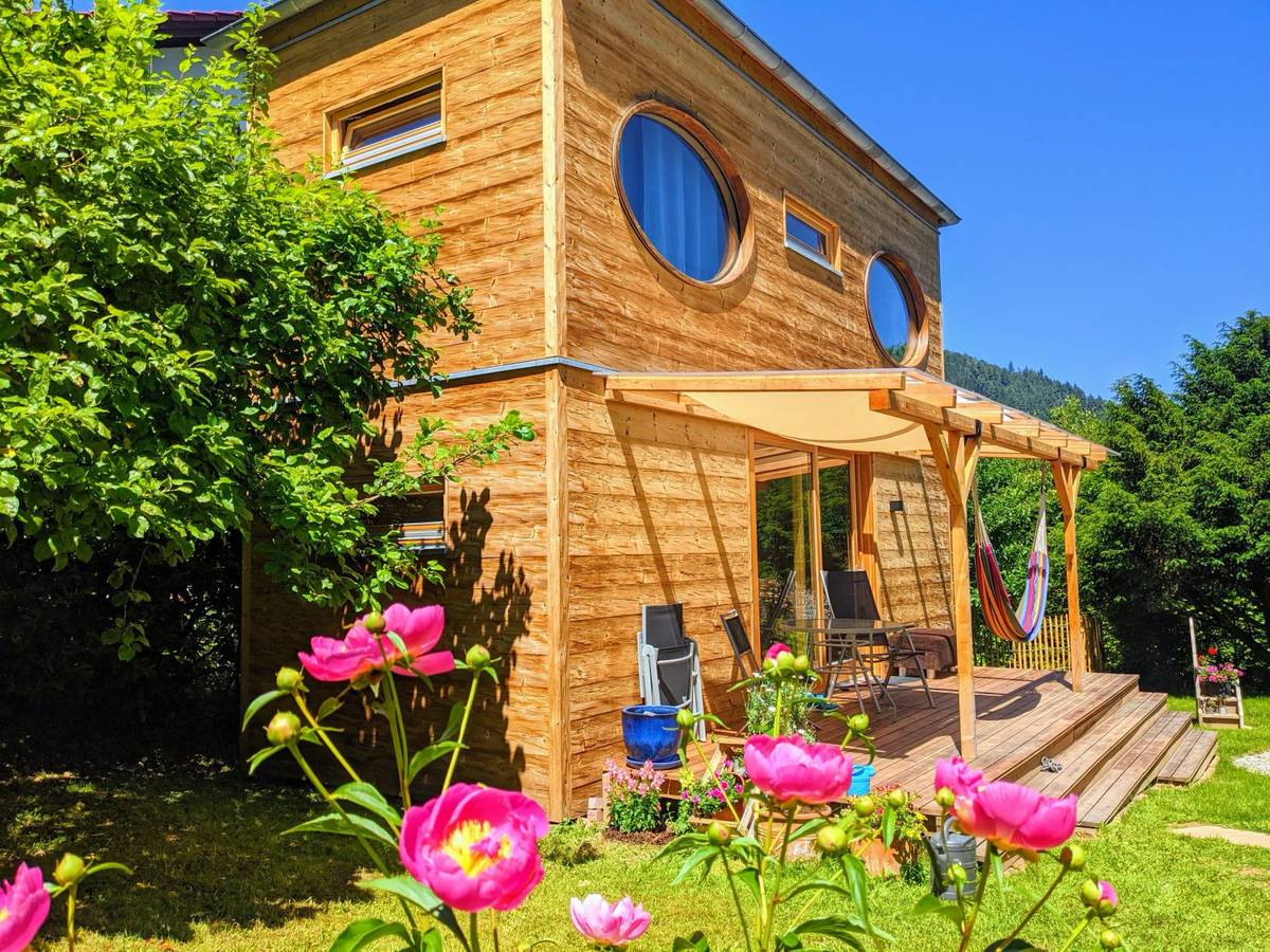 Das Zinipi im Sommer mit Pfingstrosen