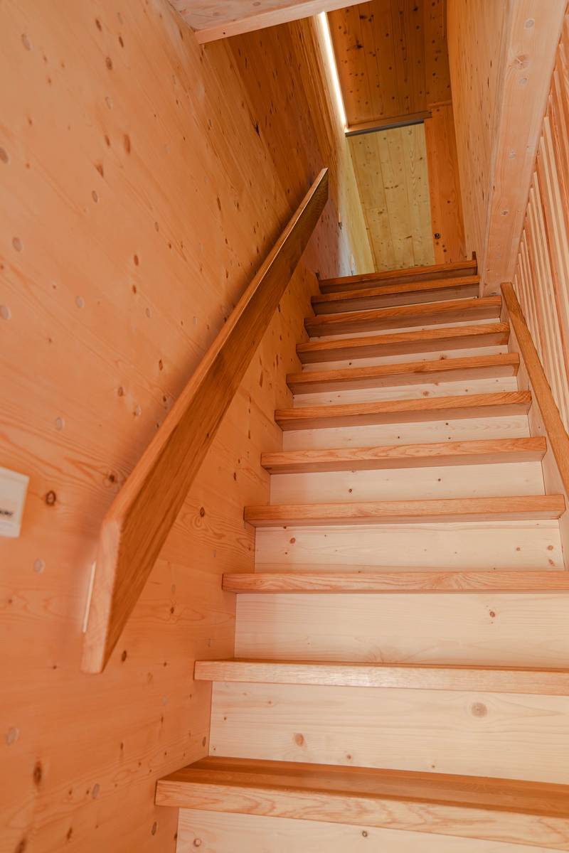 Handgefertigte Zirbenholz-Treppe