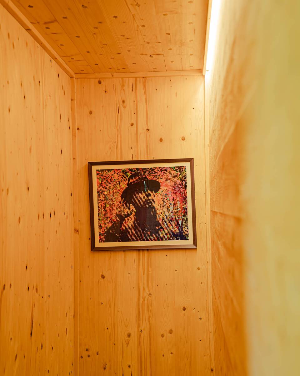 Kunstwerk an der Zirbenholzwand